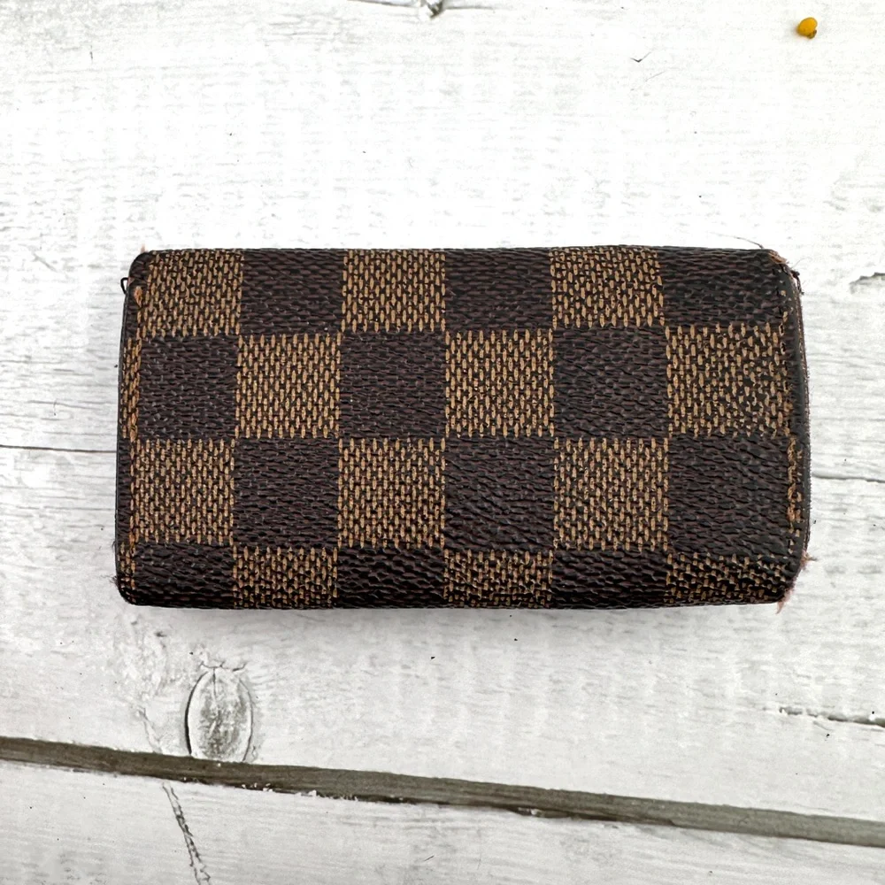 AUTHENTIC Louis Vuitton key holder.